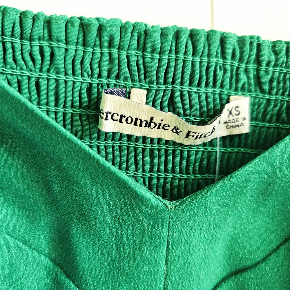 ☆ A&F Kelly Green Sweetheart Top